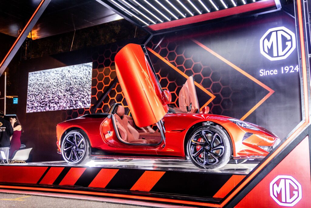 Mẫu xe MG Cyberster được trưng bày tại vạch đích Giải Bán Marathon Quốc tế Việt Nam 2024.